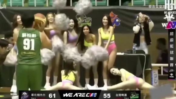 知道什么是顶级的身体防守吗？湾湾啦啦队一字马防守就问你怕不怕